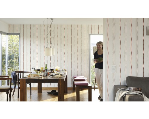 Wohnraum mit Esstisch, Stühlen, Bank und gestreifter Tapete für eine helle und freundliche Atmosphäre.