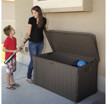 Offene Gartenbox mit Frau und Kind im Aussenbereich
