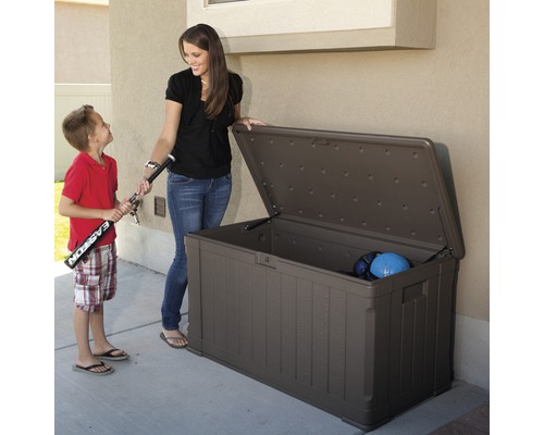 Coffre de jardin ouvert avec femme et enfant à l''extérieur