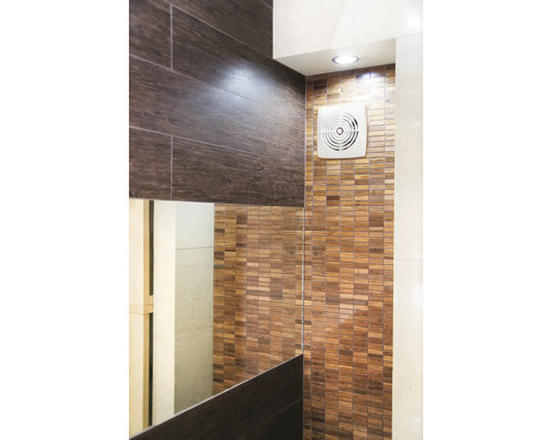 Mur de salle de bains avec carrelage aspect bois et ventilateur