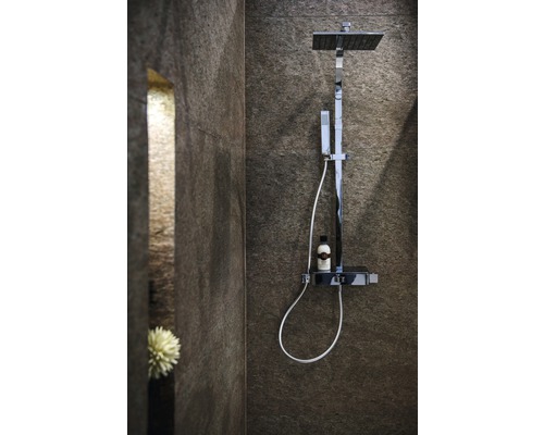 Duscharmatur vor dunkler Steinwand