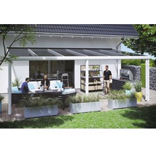 Terrasse mit Terrassenüberdachung, Gartenmöbeln und Grillplatz