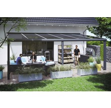 Terrasse avec toit de terrasse, coin salon, barbecue et décoration