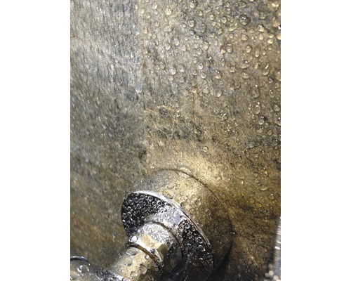 Brausekopf im Betrieb mit Wassertropfen