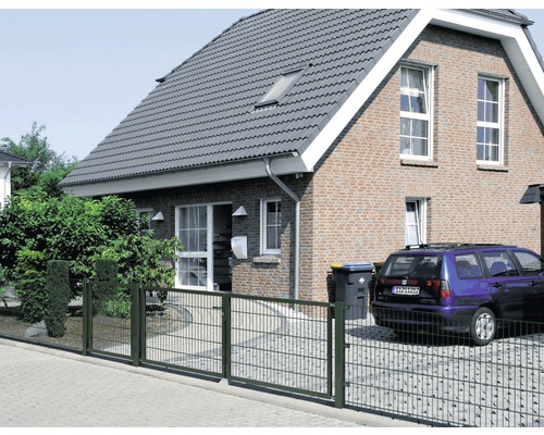 Clôture en treillis métallique devant une maison