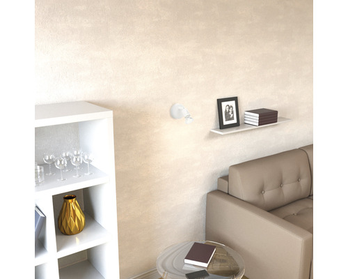 Wohnzimmer mit Regal, Sofa und Wandleuchte