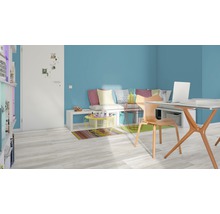 Bureau lumineux avec bureau, chaise et étagère