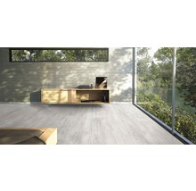 Salon lumineux avec parquet et commode en bois