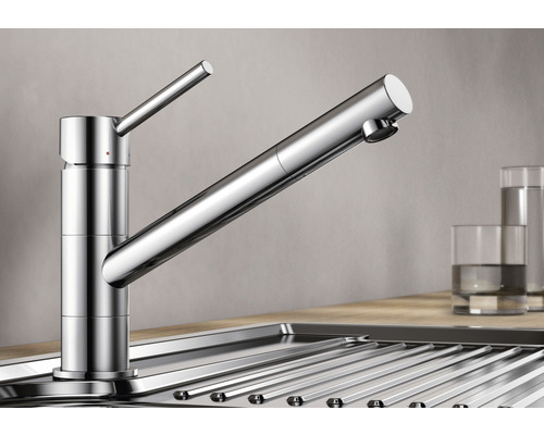 Spültischarmatur aus Metall im Spülbecken