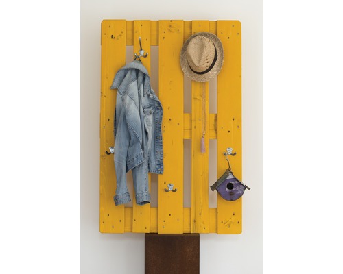 Porte-manteau en palette de bois avec veste, chapeau et nichoir