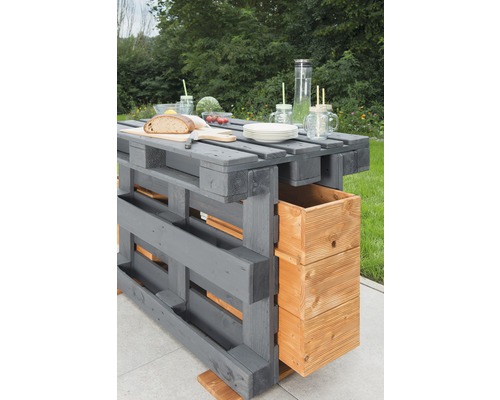 Bar de meubles en palettes avec nourriture et boissons à l''extérieur