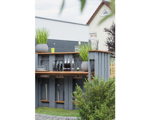 Bar d''extérieur en palettes avec boissons et décoration dans le jardin
