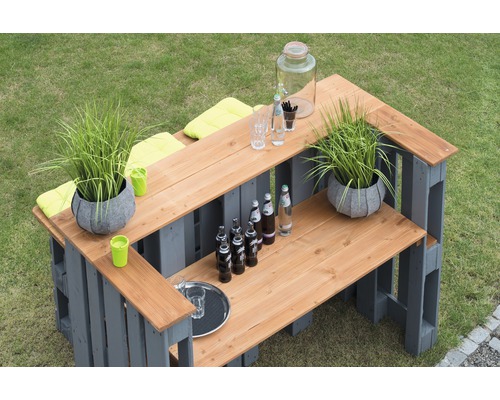 Table de bar en palettes de bois dans le jardin avec boissons et décoration