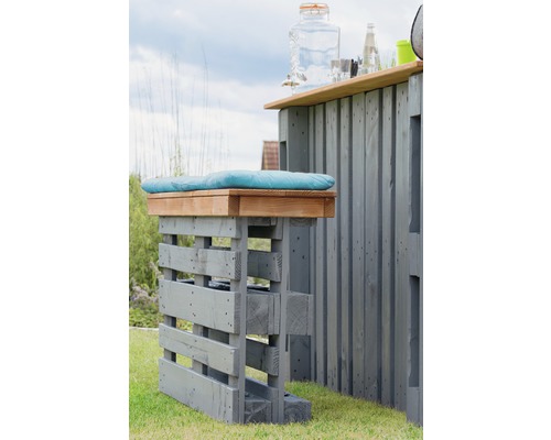 Tabouret de bar et bar en palettes de bois dans le jardin