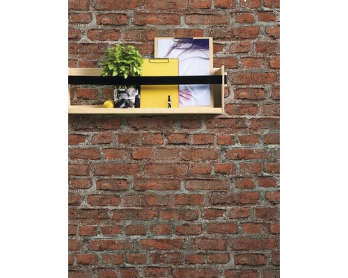 Étagère avec décoration devant un mur de briques