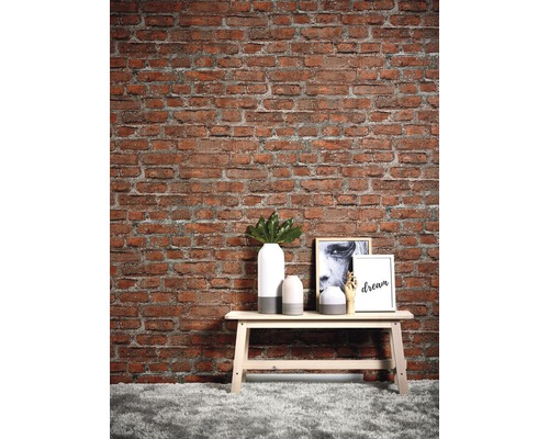 Scène décorative avec un mur en briques rouges, un banc et des accessoires pour la maison