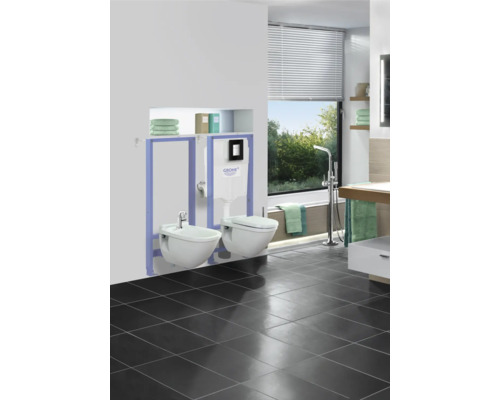 Salle de bains avec WC suspendu, bidet et réservoir de chasse Grohe