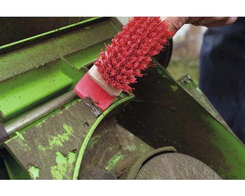 Nettoyage d''une tondeuse à gazon avec une brosse