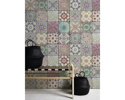 Wandgestaltung mit quadratischen Fliesen im Vintage-Stil und Sitzbank mit Körben