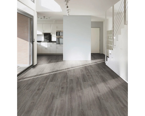 Helles Wohnzimmer mit grauem Holzboden, Treppe und Küchenzeile