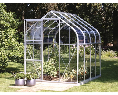 Gewächshaus mit Pflanzen im Garten.