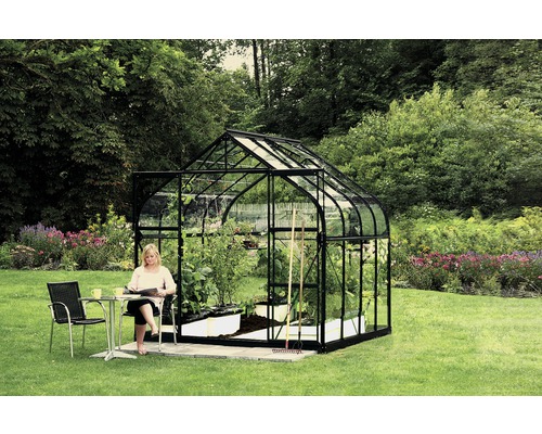 Gewächshaus Vitavia Diana 6700 Einscheibensicherheitsglas 3 mm 264x258 cm schwarz Gewächshaus im Garten mit Frau am Tisch