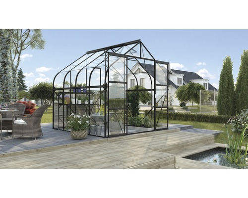 Serre avec des plantes dans le jardin