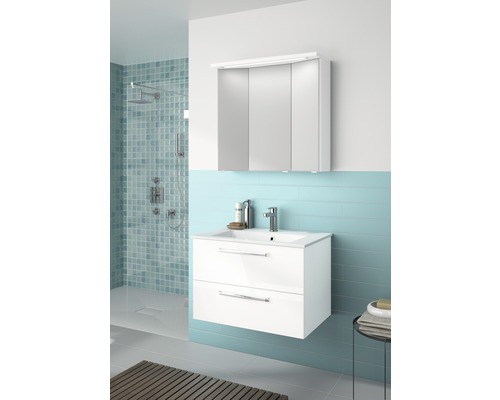 Badezimmer mit Waschtischunterschrank, Waschbecken und Spiegelschrank