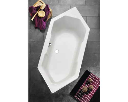 Image d''une baignoire d''angle blanche intégrée dans une salle de bains.