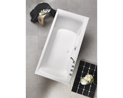 Vue de dessus d''une baignoire dans une salle de bains avec robinetterie et tapis de bain