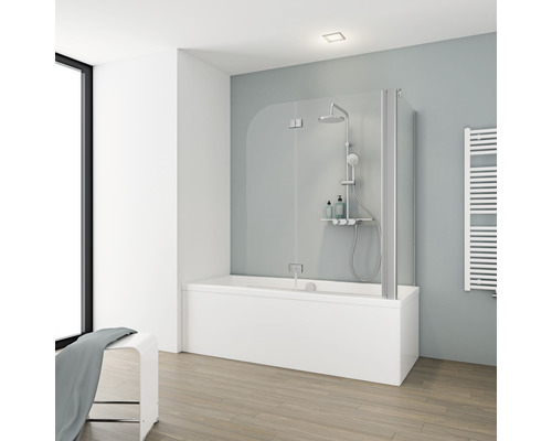 Salle de bains avec baignoire, paroi de douche en verre, sèche-serviettes et tabouret