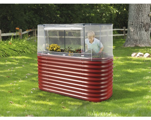 Jardinière surélevée en métal avec châssis dans le jardin avec enfant