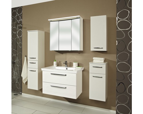 Modernes Badezimmer mit weißen Möbeln, Waschbeckenunterschrank, Spiegelschrank und Hochschränken für Stauraum