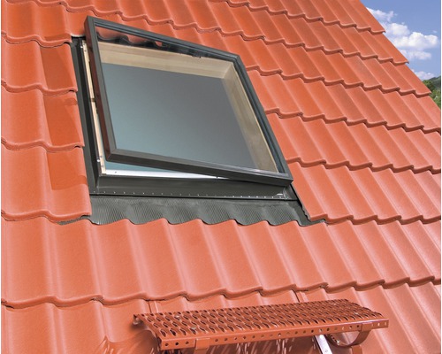 Geöffnetes Dachfenster auf einem Ziegeldach