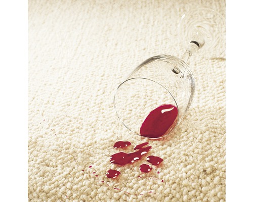 Tache de vin rouge sur un tapis à côté d''un verre à vin renversé