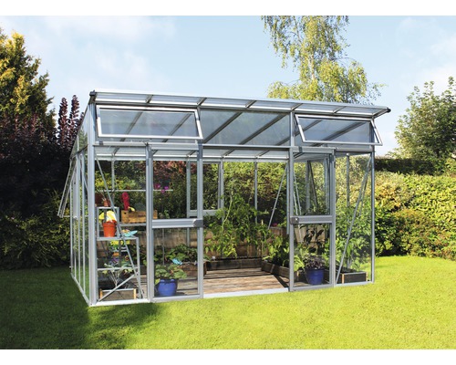 Serre avec fenêtres ouvertes dans le jardin