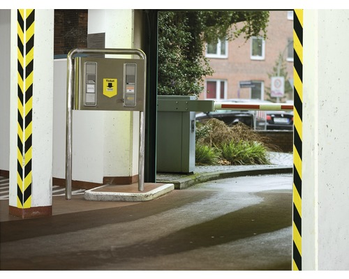 Einfahrt einer Garage mit Ticketautomat und Schranke