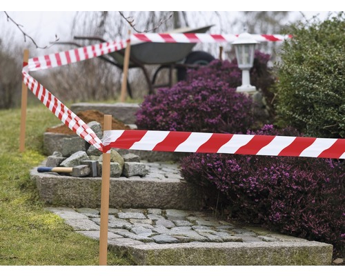 Abgesperrter Gartenbereich mit rot-weisser Warnband-Absperrung und Pflastersteintreppe