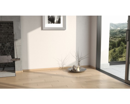 Heller Raum mit Holzboden, Dekoration und Ausblick ins Grüne