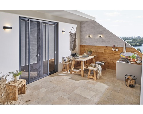 Espace extérieur avec porte coulissante anti-insectes, groupe de tables et four à pizza