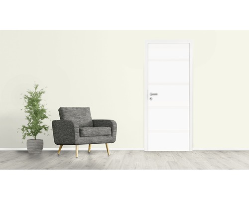 Wohnraumszene mit Sessel, Zimmerpflanze und Innentür