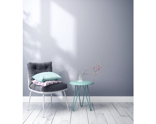 Chambre claire avec chaise, coussins et table d''appoint