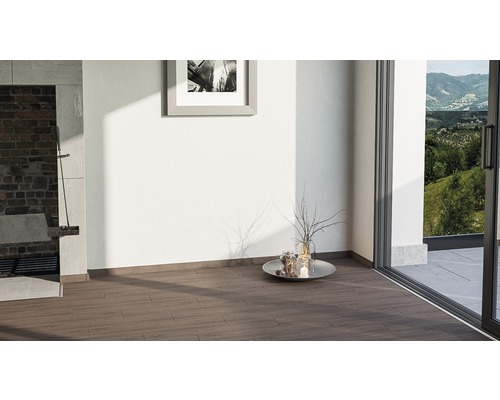Pièce lumineuse avec parquet, tableau au mur et vue sur l''extérieur