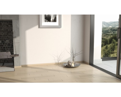 Heller Raum mit Parkettboden, Fensterfront und Dekoration