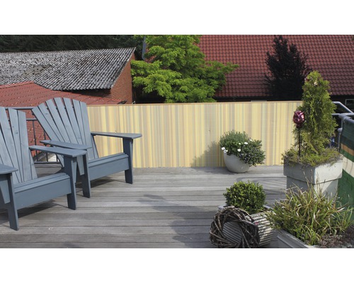 Terrasse avec terrasse en bois, brise-vue, chaises de jardin et plantes