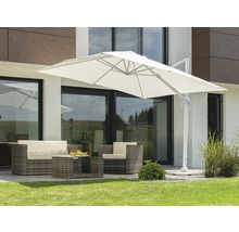 Terrasse avec parasol déporté et mobilier de jardin