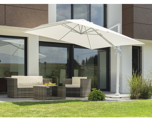 Terrasse avec parasol déporté et mobilier de jardin