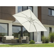 Parasol de jardin carré sur une terrasse avec mobilier de jardin
