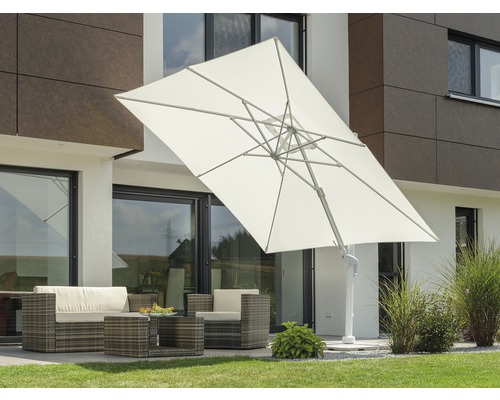 Parasol de jardin carré sur une terrasse avec mobilier de jardin