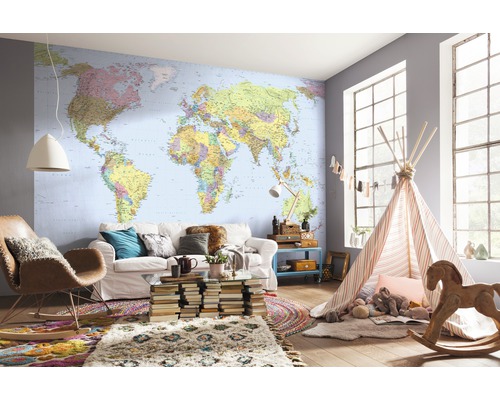 Wohnzimmer mit Weltkarten-Tapete, Sofa, Sessel, Teppich und Spielzelt